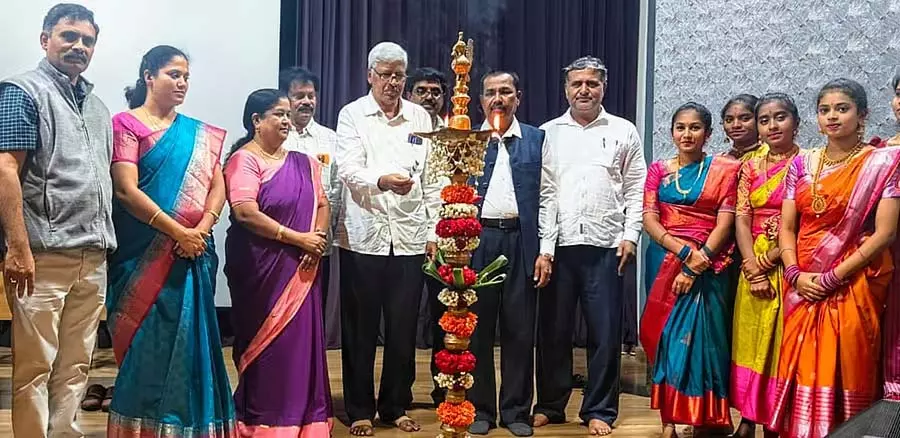 समग्र व्यक्तित्व के लिए अनौपचारिक शिक्षा भी आवश्यक: HD Lingaraju समग्र व्यक्तित्व के लिए अनौपचारिक शिक्षा भी आवश्यक: HD Lingaraju