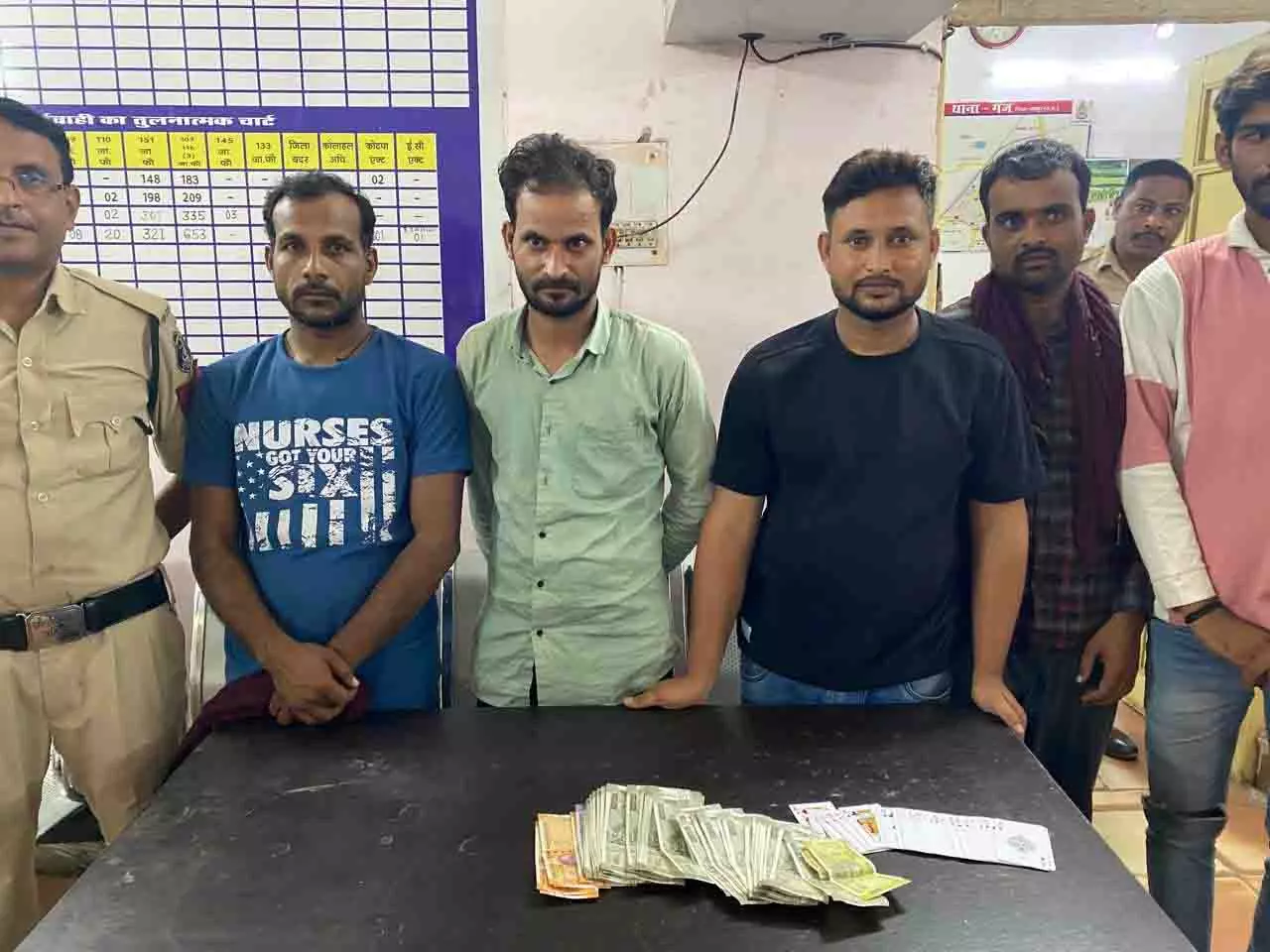 गंज इलाके में 5 जुआरी गिरफ्तार, नकदी जब्त गंज इलाके में 5 जुआरी गिरफ्तार, नकदी जब्त