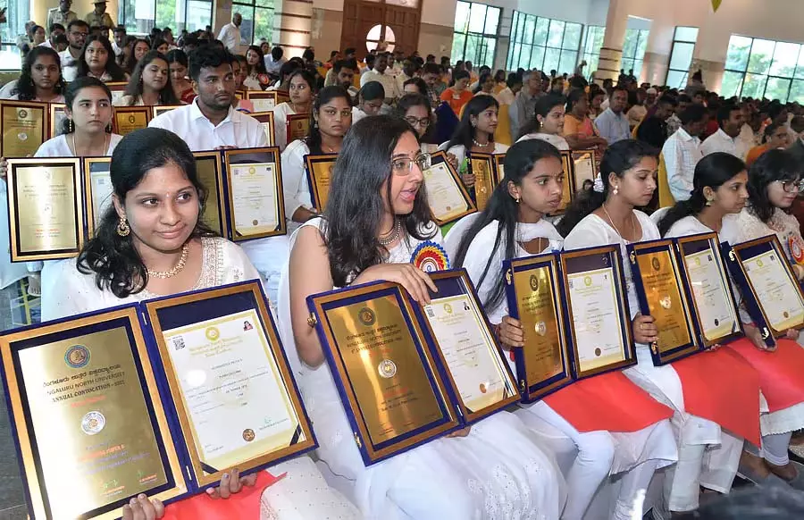 बैंगलोर उत्तर विश्वविद्यालय दीक्षांत समारोह: अभिभावकों ने बच्चों की उपलब्धियों की सराहना की बैंगलोर उत्तर विश्वविद्यालय दीक्षांत समारोह: अभिभावकों ने बच्चों की उपलब्धियों की सराहना की