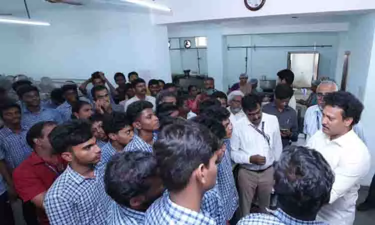 आत्महत्या रोकने के लिए परामर्श महत्वपूर्ण, Tamil Nadu के मंत्री अंबिल महेश आत्महत्या रोकने के लिए परामर्श महत्वपूर्ण, Tamil Nadu के मंत्री अंबिल महेश