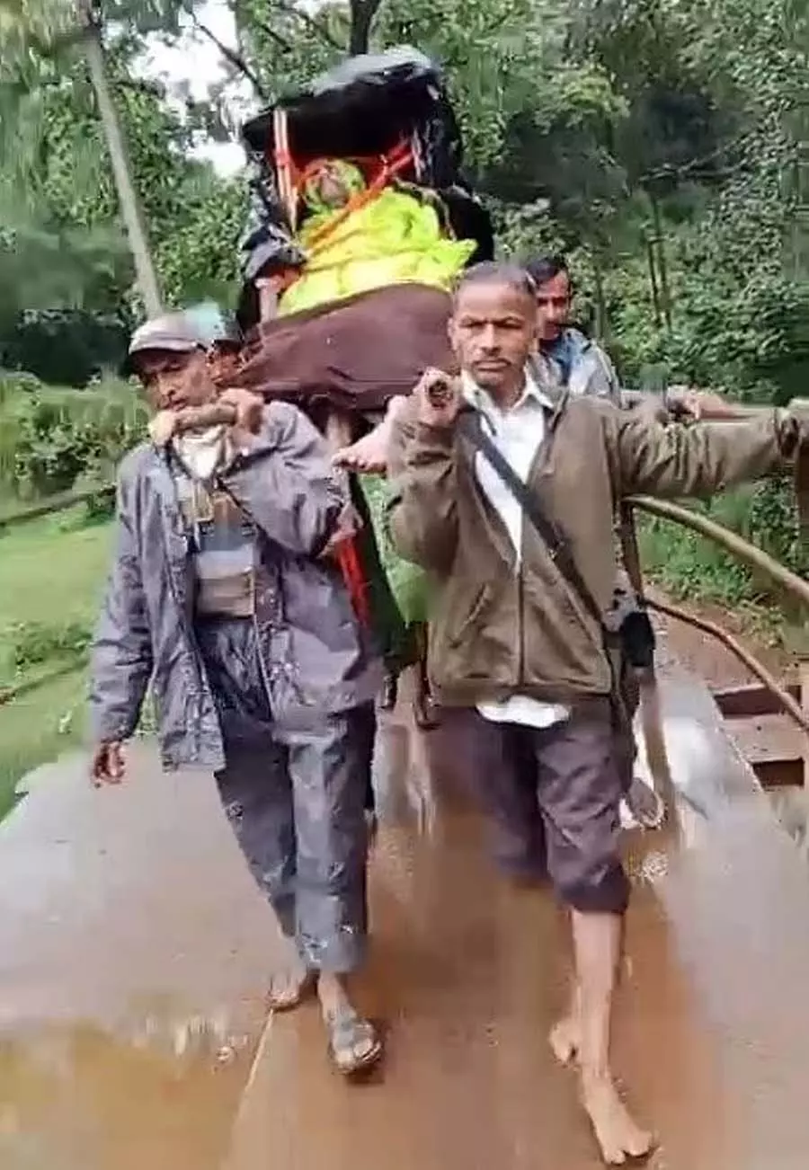 सुविधाओं का अभाव: मरीज को 8 किमी तक पैदल ले जाना सुविधाओं का अभाव: मरीज को 8 किमी तक पैदल ले जाना