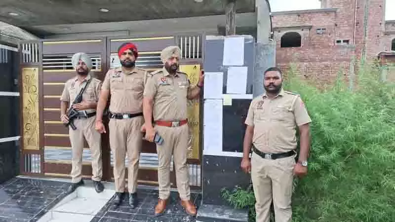Goraya में पुलिस ने मां-बेटे की नशीली दवाओं के व्यापार से अर्जित 70 लाख रुपये की संपत्ति जब्त की Goraya में पुलिस ने मां-बेटे की नशीली दवाओं के व्यापार से अर्जित 70 लाख रुपये की संपत्ति जब्त की