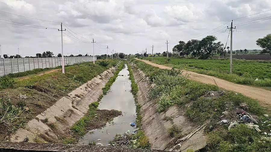 Raichur : नहर में पानी नहीं आने से किसान परेशान Raichur : नहर में पानी नहीं आने से किसान परेशान