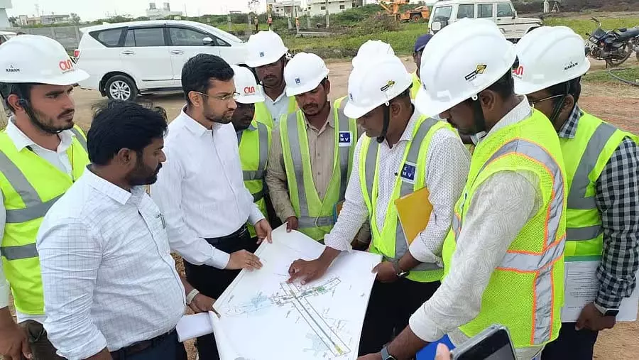 Raichur : जिला कलेक्टर ने हवाई अड्डे के निर्माण स्थल का दौरा किया Raichur : जिला कलेक्टर ने हवाई अड्डे के निर्माण स्थल का दौरा किया