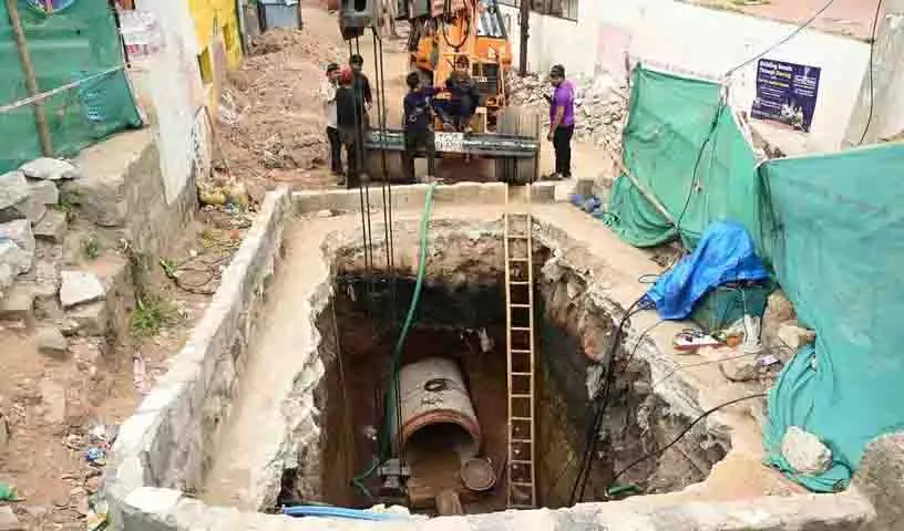 हाइड्रा आयुक्त ने Hyderabad में नाला मोड़, झील विकास, बाढ़ रोकथाम कार्यों की समीक्षा की हाइड्रा आयुक्त ने Hyderabad में नाला मोड़, झील विकास, बाढ़ रोकथाम कार्यों की समीक्षा की