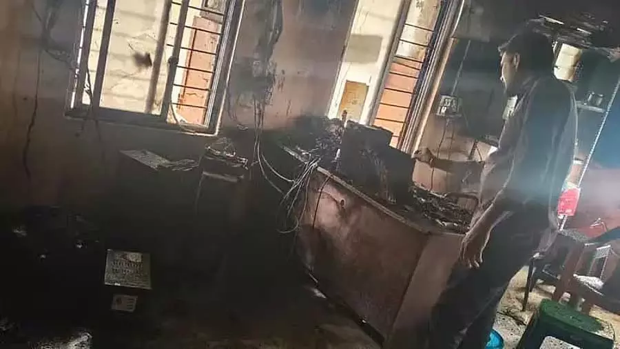 Gabbur : नाडा तहसीलदार के कार्यालय में आग लग गई Gabbur : नाडा तहसीलदार के कार्यालय में आग लग गई