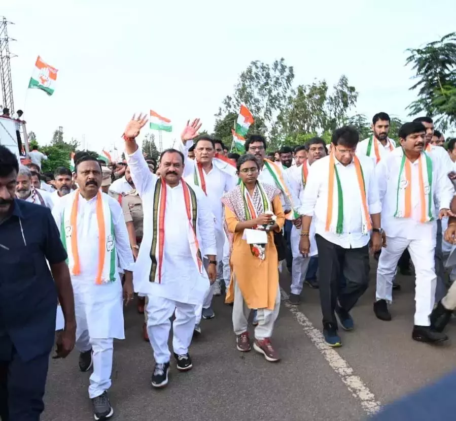 Telangana: खानपुर में पदयात्रा का स्वागत करते कांग्रेस नेता Telangana: खानपुर में पदयात्रा का स्वागत करते कांग्रेस नेता