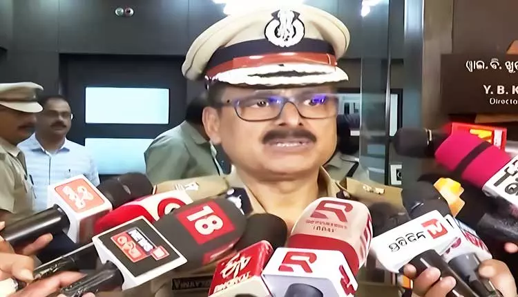 ओडिशा: भुवनेश्वर में कोडीन सिरप की 26,000 से अधिक बोतलें जब्त, एक गिरफ्तार ओडिशा: भुवनेश्वर में कोडीन सिरप की 26,000 से अधिक बोतलें जब्त, एक गिरफ्तार