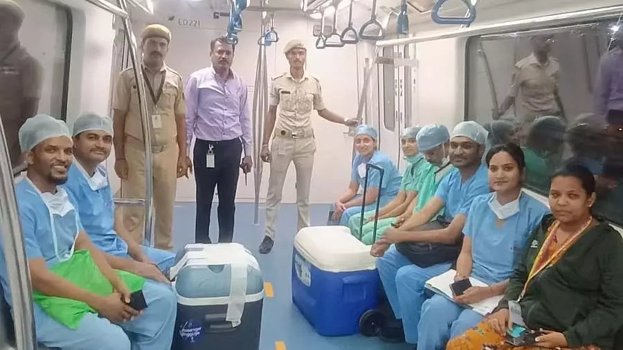 Bengaluru में पहली बार मेट्रो ट्रेन में लिवर का परिवहन किया Bengaluru में पहली बार मेट्रो ट्रेन में लिवर का परिवहन किया