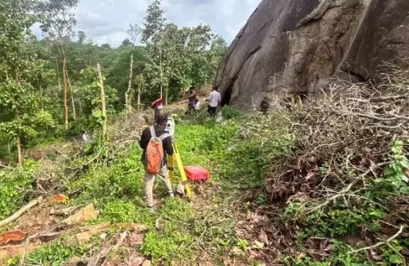 Kerala : राजस्व विभाग ने सरकारी जमीन पर पेड़ों की कटाई की पुष्टि की Kerala : राजस्व विभाग ने सरकारी जमीन पर पेड़ों की कटाई की पुष्टि की