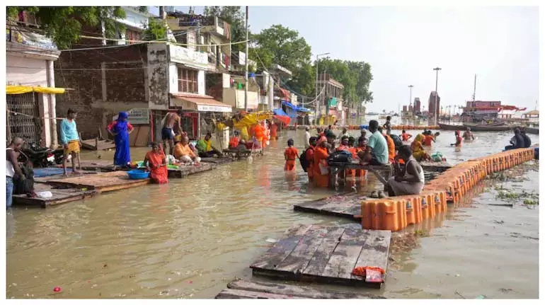 UP के कुछ हिस्सों में नदियां खतरे के निशान से ऊपर UP के कुछ हिस्सों में नदियां खतरे के निशान से ऊपर