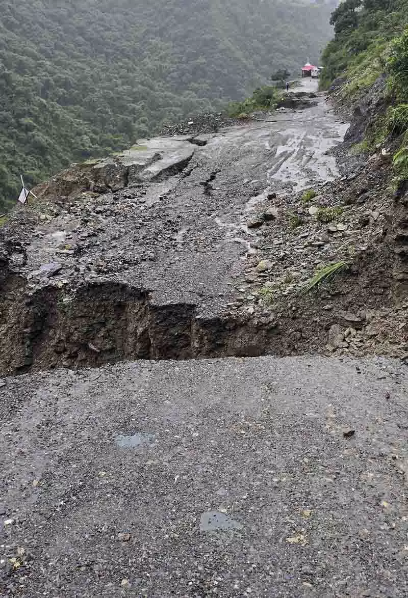 मूसलाधार बारिश से Chamba and Kangra की जीवनरेखा सड़कें बाधित मूसलाधार बारिश से Chamba and Kangra की जीवनरेखा सड़कें बाधित