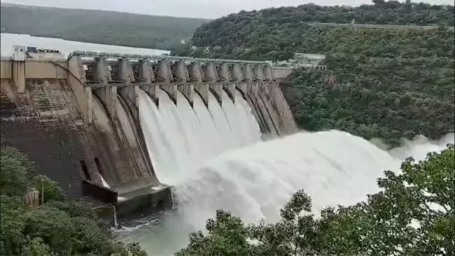 Andhra : श्रीशैलम जलाशय में बाढ़ का प्रवाह धीरे-धीरे कम हो रहा है Andhra : श्रीशैलम जलाशय में बाढ़ का प्रवाह धीरे-धीरे कम हो रहा है