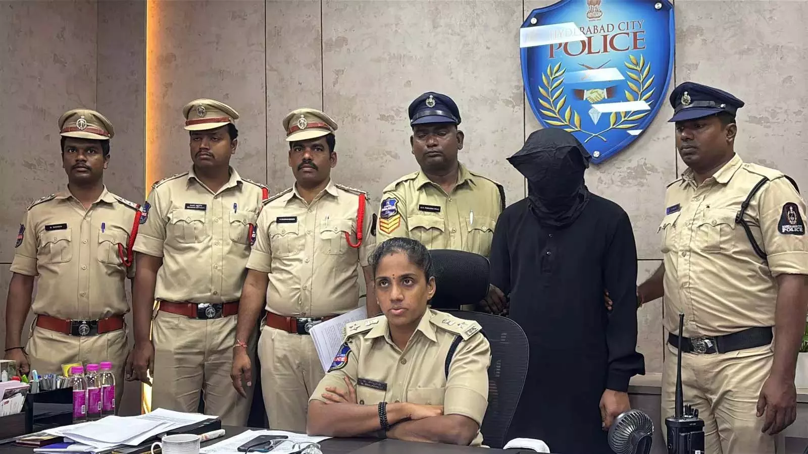 NTR मार्ग पर एक तकनीकी विशेषज्ञ और महिला सहकर्मी पर हमला करने के आरोप में बाइक टैक्सी चालक गिरफ्तार NTR मार्ग पर एक तकनीकी विशेषज्ञ और महिला सहकर्मी पर हमला करने के आरोप में बाइक टैक्सी चालक गिरफ्तार