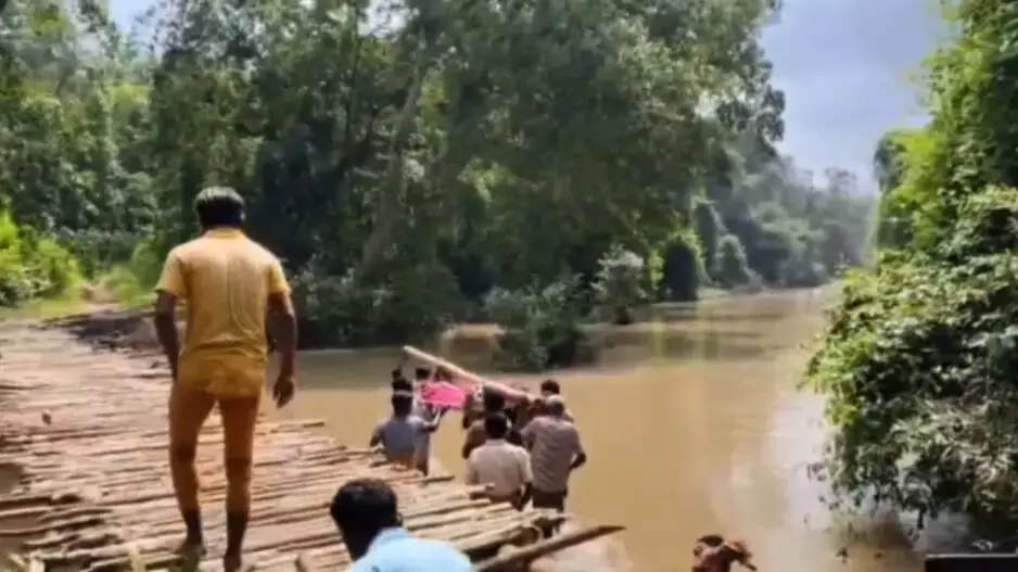 ओडिशा के तेलकोई में शव को खाट पर रखकर नदी पार कराया गया ओडिशा के तेलकोई में शव को खाट पर रखकर नदी पार कराया गया