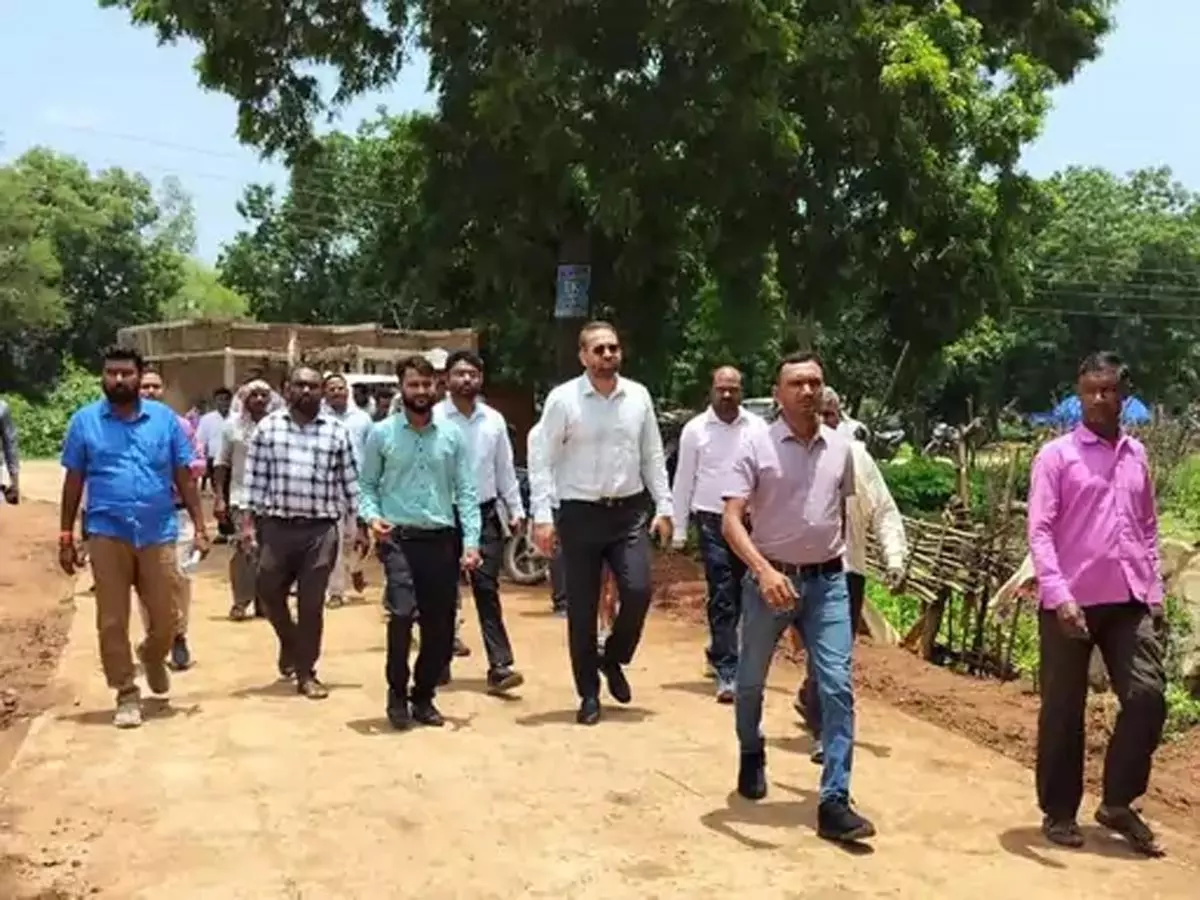 राजनांदगांव कलेक्टर ने छुरिया विकासखंड क्षेत्र का किया दौरा राजनांदगांव कलेक्टर ने छुरिया विकासखंड क्षेत्र का किया दौरा