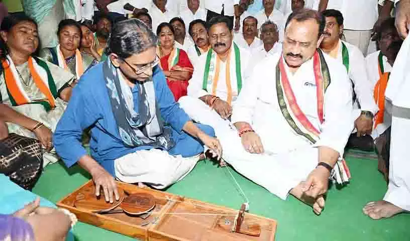 पूर्व BRS विधायक क्रांति किरण ने पदयात्रा के दौरान गांवों से दूर रहने के लिए मीनाक्षी की आलोचना की पूर्व BRS विधायक क्रांति किरण ने पदयात्रा के दौरान गांवों से दूर रहने के लिए मीनाक्षी की आलोचना की