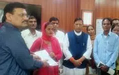 Nahan: शहीद के सम्मान का सवाल, स्कूल बंदी पर ग्रामीणों का विरोध प्रदर्शन Nahan: शहीद के सम्मान का सवाल, स्कूल बंदी पर ग्रामीणों का विरोध प्रदर्शन