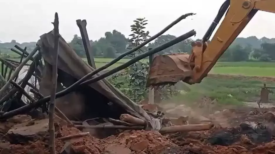 Odisha: अथागढ़ में अवैध शराब के खिलाफ बड़ी कार्रवाई Odisha: अथागढ़ में अवैध शराब के खिलाफ बड़ी कार्रवाई