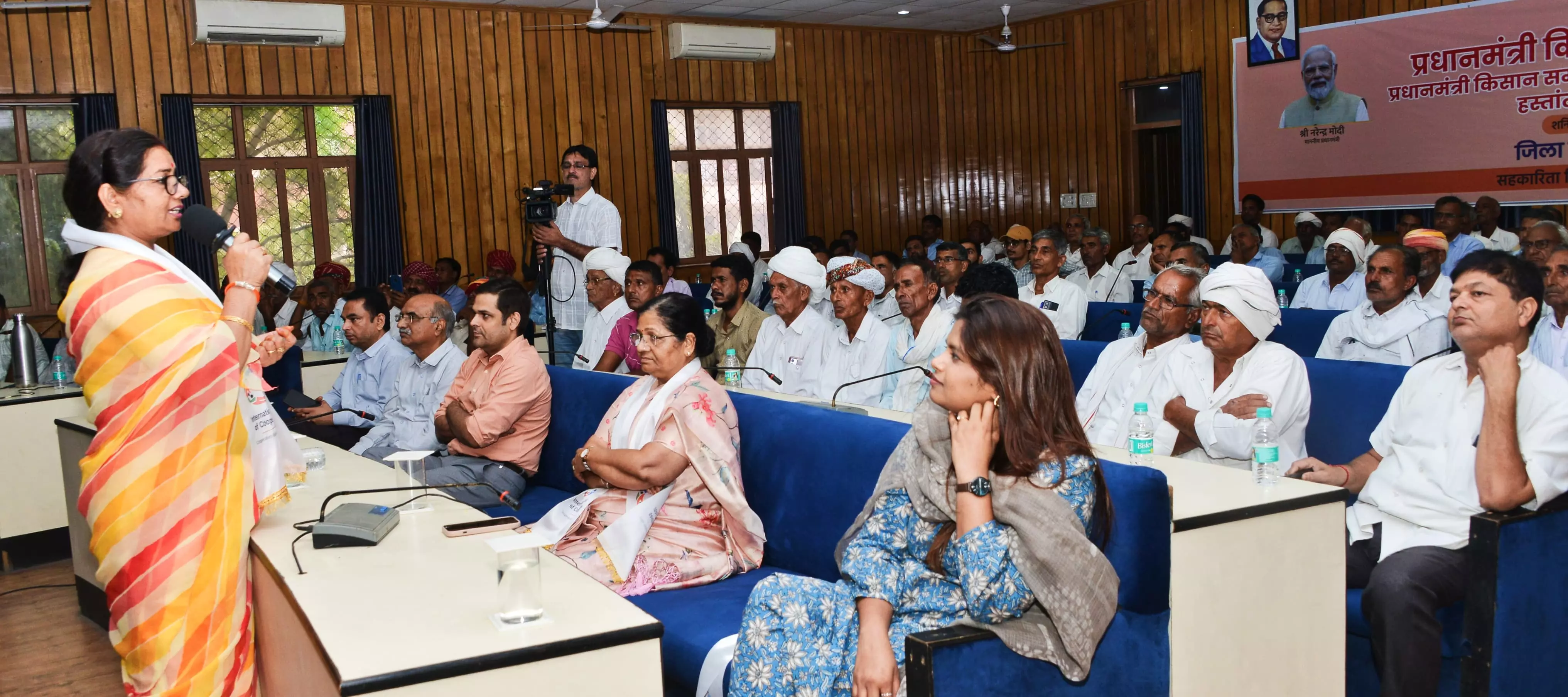 Jaipur: प्रधानमंत्री किसान सम्मान निधि योजना के तहत किसानों को जारी की 20 वीं किस्त Jaipur: प्रधानमंत्री किसान सम्मान निधि योजना के तहत किसानों को जारी की 20 वीं किस्त