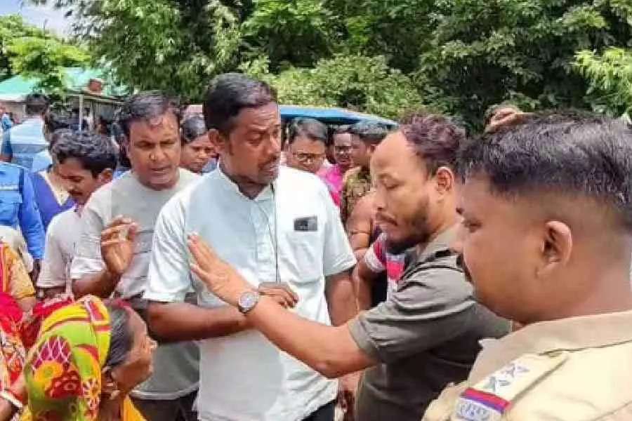 लक्ष्मी भंडार योजना पर BDO की सलाह से जलपाईगुड़ी के ग्रामीणों में गुस्सा लक्ष्मी भंडार योजना पर BDO की सलाह से जलपाईगुड़ी के ग्रामीणों में गुस्सा