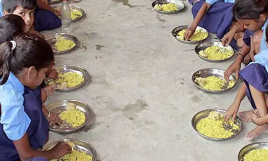 जूठा भोजन परोसने वाली महिला समूह पर कार्रवाई, प्रधान पाठक को भी नोटिस जूठा भोजन परोसने वाली महिला समूह पर कार्रवाई, प्रधान पाठक को भी नोटिस
