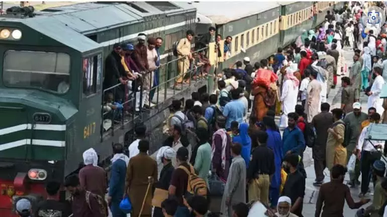 Lahore के पास इस्लामाबाद एक्सप्रेस पटरी से उतरी, कम से कम 30 घायल Lahore के पास इस्लामाबाद एक्सप्रेस पटरी से उतरी, कम से कम 30 घायल