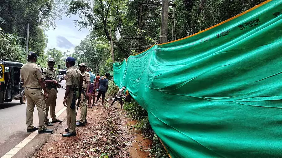 धर्मस्थल मामला: राज्य राजमार्ग के पास जंगल में तलाशी ली गई धर्मस्थल मामला: राज्य राजमार्ग के पास जंगल में तलाशी ली गई