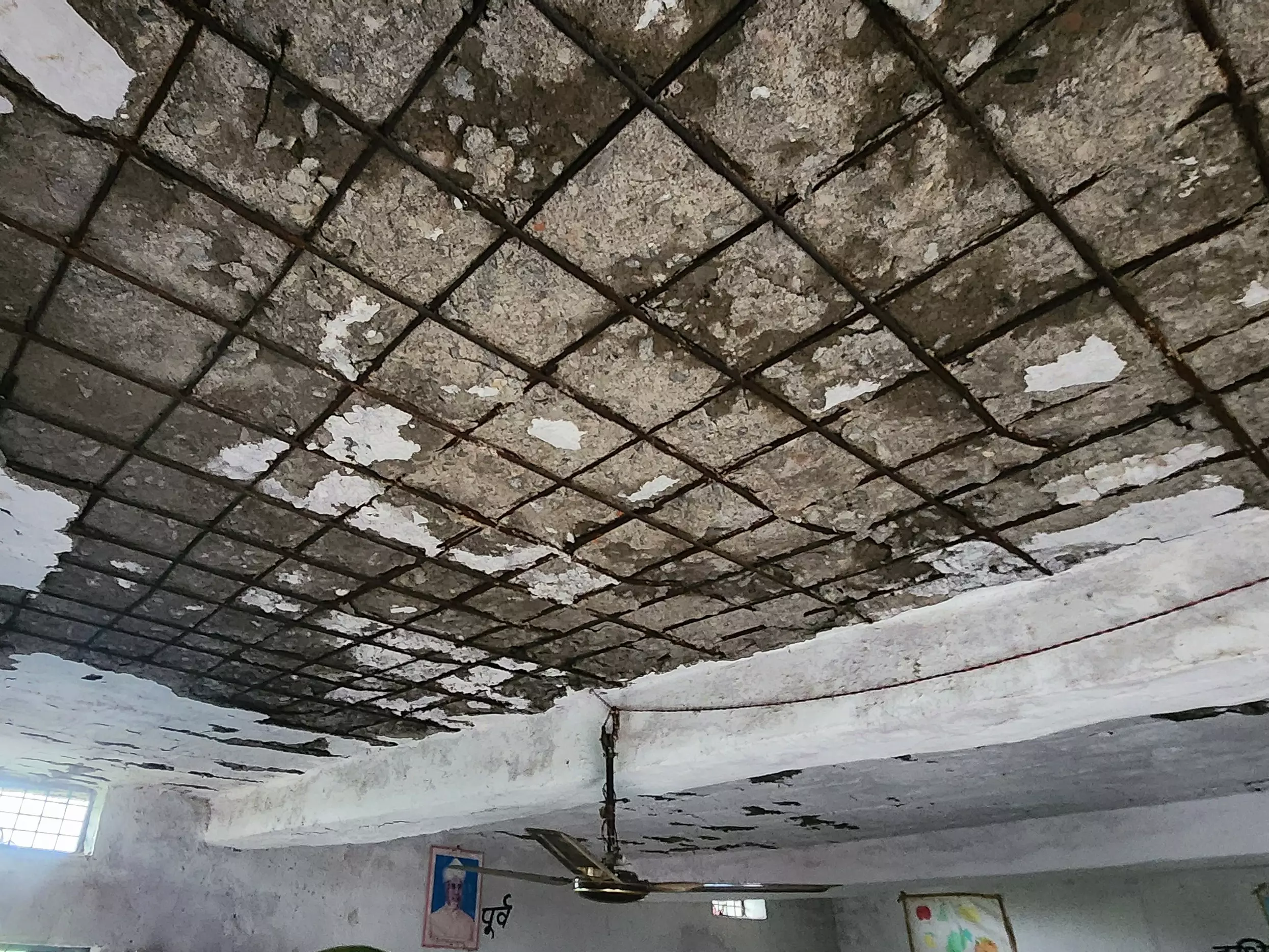 Bikaner: बार रूम में टपक रहा पानी, छज्जों से गिर रहा मलबा Bikaner: बार रूम में टपक रहा पानी, छज्जों से गिर रहा मलबा
