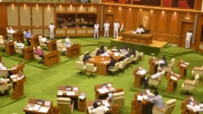 Goa विधानसभा में 4,000 करोड़ रुपये के ग्रीन सेस बकाये को लेकर विपक्ष का हंगामा Goa विधानसभा में 4,000 करोड़ रुपये के ग्रीन सेस बकाये को लेकर विपक्ष का हंगामा