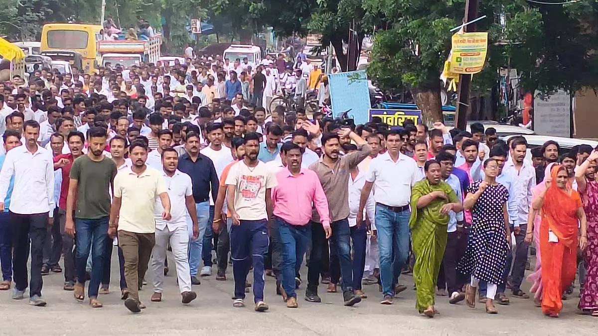 खाचरोद में लव जिहाद के खिलाफ स्थानीय लोगों का जोरदार प्रदर्शन खाचरोद में लव जिहाद के खिलाफ स्थानीय लोगों का जोरदार प्रदर्शन