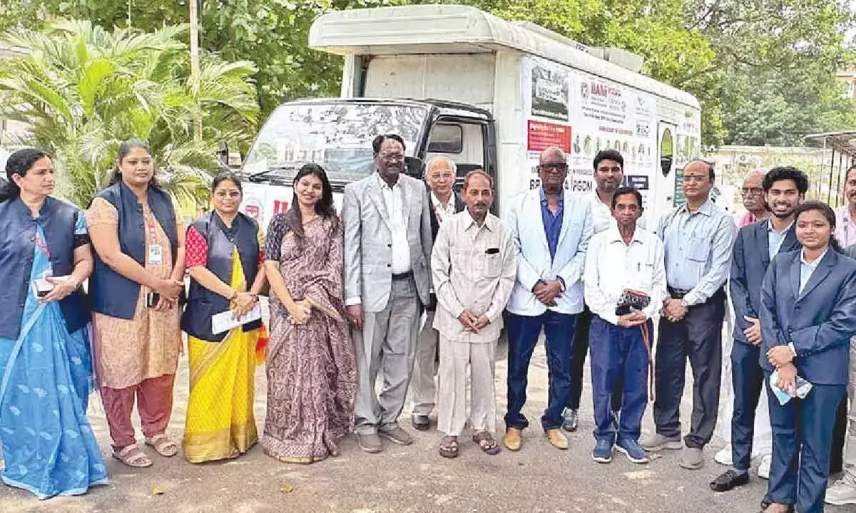 Andhra: व्यवसाय, प्रबंधन पाठ्यक्रमों को उजागर करने के लिए मोबाइल अभियान Andhra: व्यवसाय, प्रबंधन पाठ्यक्रमों को उजागर करने के लिए मोबाइल अभियान
