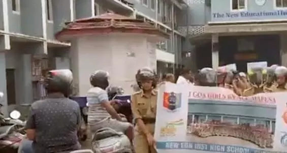 कर्चोरेम स्कूल के NCC कैडेटों ने सड़क सुरक्षा को बढ़ावा देने के लिए हेलमेट जागरूकता रैली का नेतृत्व किया कर्चोरेम स्कूल के NCC कैडेटों ने सड़क सुरक्षा को बढ़ावा देने के लिए हेलमेट जागरूकता रैली का नेतृत्व किया