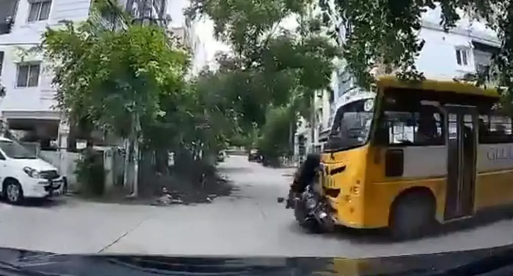 मियापुर में हादसे का लाइव वीडियो सामने आया, स्कूल बस ने रौंदी बाइक मियापुर में हादसे का लाइव वीडियो सामने आया, स्कूल बस ने रौंदी बाइक