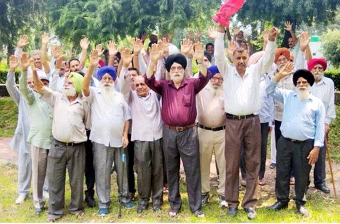 JKSAC ने विस्थापित लोगों के ज्वलंत मुद्दों को उठाया JKSAC ने विस्थापित लोगों के ज्वलंत मुद्दों को उठाया