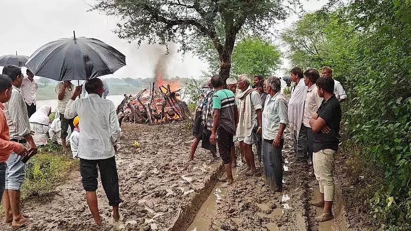 नीमच में शव निपटान स्थल पर अंतिम संस्कार को मजबूर हुए ग्रामीण नीमच में शव निपटान स्थल पर अंतिम संस्कार को मजबूर हुए ग्रामीण