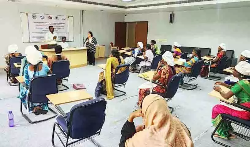 NITHM इंदिरा महिला शक्ति कार्यक्रम के तहत मोबाइल मछली खुदरा व्यापार में महिलाओं को प्रशिक्षित कर रहा NITHM इंदिरा महिला शक्ति कार्यक्रम के तहत मोबाइल मछली खुदरा व्यापार में महिलाओं को प्रशिक्षित कर रहा