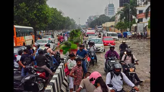 लखनऊ की स्वच्छता रैंकिंग पर बारिश का असर, सड़कों पर बहा दावा लखनऊ की स्वच्छता रैंकिंग पर बारिश का असर, सड़कों पर बहा दावा