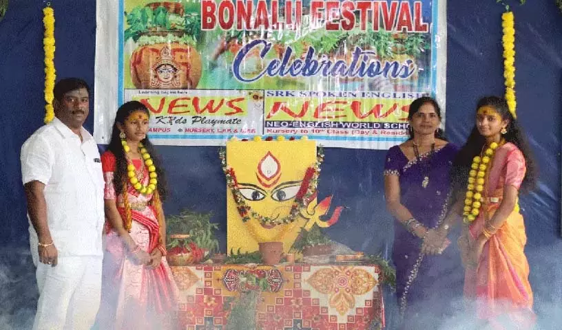 बोनालू गर्व से न्यूज स्कूल में प्रस्तुति देते बोनालू गर्व से न्यूज स्कूल में प्रस्तुति देते