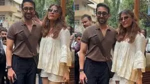 लंच पर साथ नजर आए आयुष्मान-ताहिरा, वीडियो हुआ वायरल लंच पर साथ नजर आए आयुष्मान-ताहिरा, वीडियो हुआ वायरल