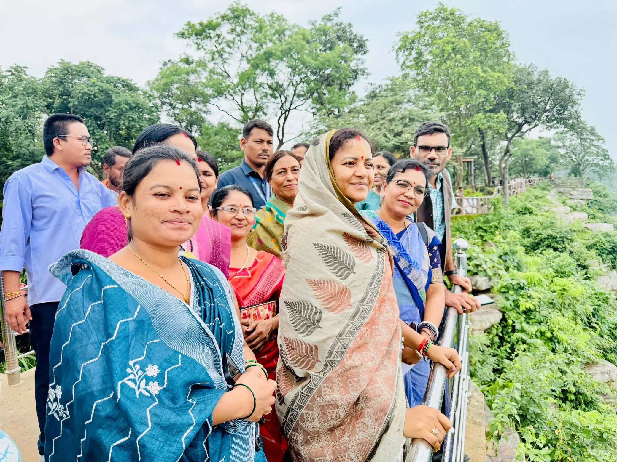 मंत्री लक्ष्मी रजवाड़े ने टाटामारी इको टूरिज्म स्थल का किया भ्रमण मंत्री लक्ष्मी रजवाड़े ने टाटामारी इको टूरिज्म स्थल का किया भ्रमण