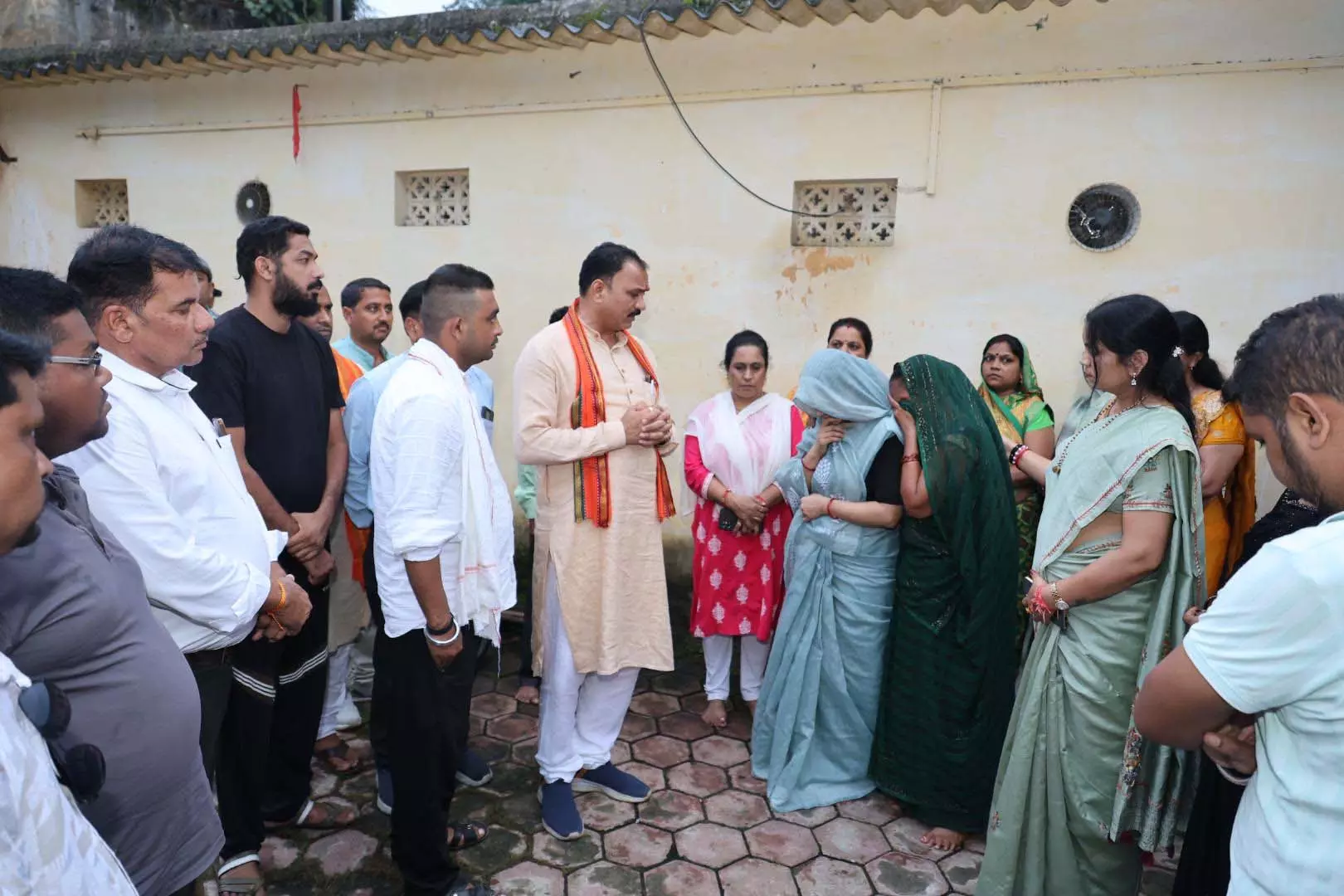 स्वास्थ्य मंत्री श्याम बिहारी जायसवाल ने खोघापानी में दिवंगत युवती को दी श्रद्धांजलि स्वास्थ्य मंत्री श्याम बिहारी जायसवाल ने खोघापानी में दिवंगत युवती को दी श्रद्धांजलि