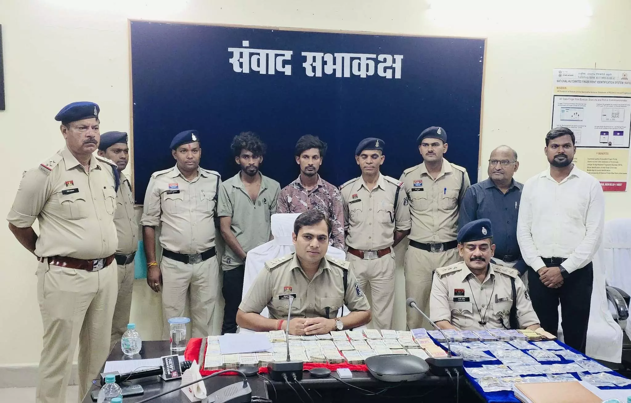 ऑपरेशन बाज के जरिए पेशेवर चोर गिरोह गिरफ्तार, 30 लाख से ज्यादा का माल बरामद ऑपरेशन बाज के जरिए पेशेवर चोर गिरोह गिरफ्तार, 30 लाख से ज्यादा का माल बरामद