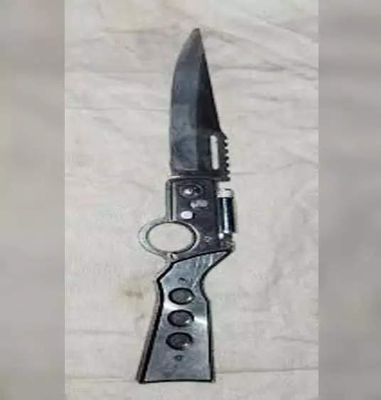 युवक ने खुलेआम लहराया धारदार चाकू, पुलिस ने किया गिरफ्तार युवक ने खुलेआम लहराया धारदार चाकू, पुलिस ने किया गिरफ्तार