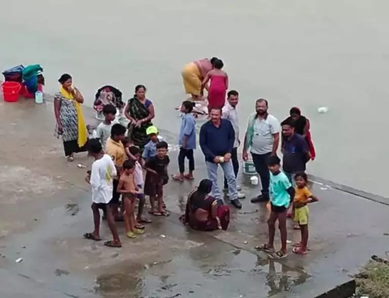 पति की मारपीट से तंग आकर महिला ने हसदेव नदी में लगाई छलांग, मछुआरों ने बचाई जान पति की मारपीट से तंग आकर महिला ने हसदेव नदी में लगाई छलांग, मछुआरों ने बचाई जान