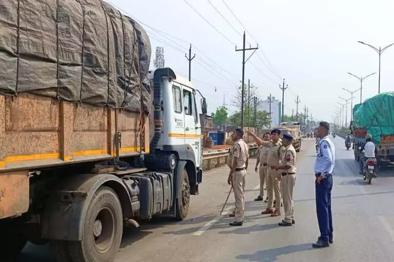 यातायात नियमों के पालन की अपील, टाटीबंध थाना पुलिस का जनजागरूकता अभियान यातायात नियमों के पालन की अपील, टाटीबंध थाना पुलिस का जनजागरूकता अभियान