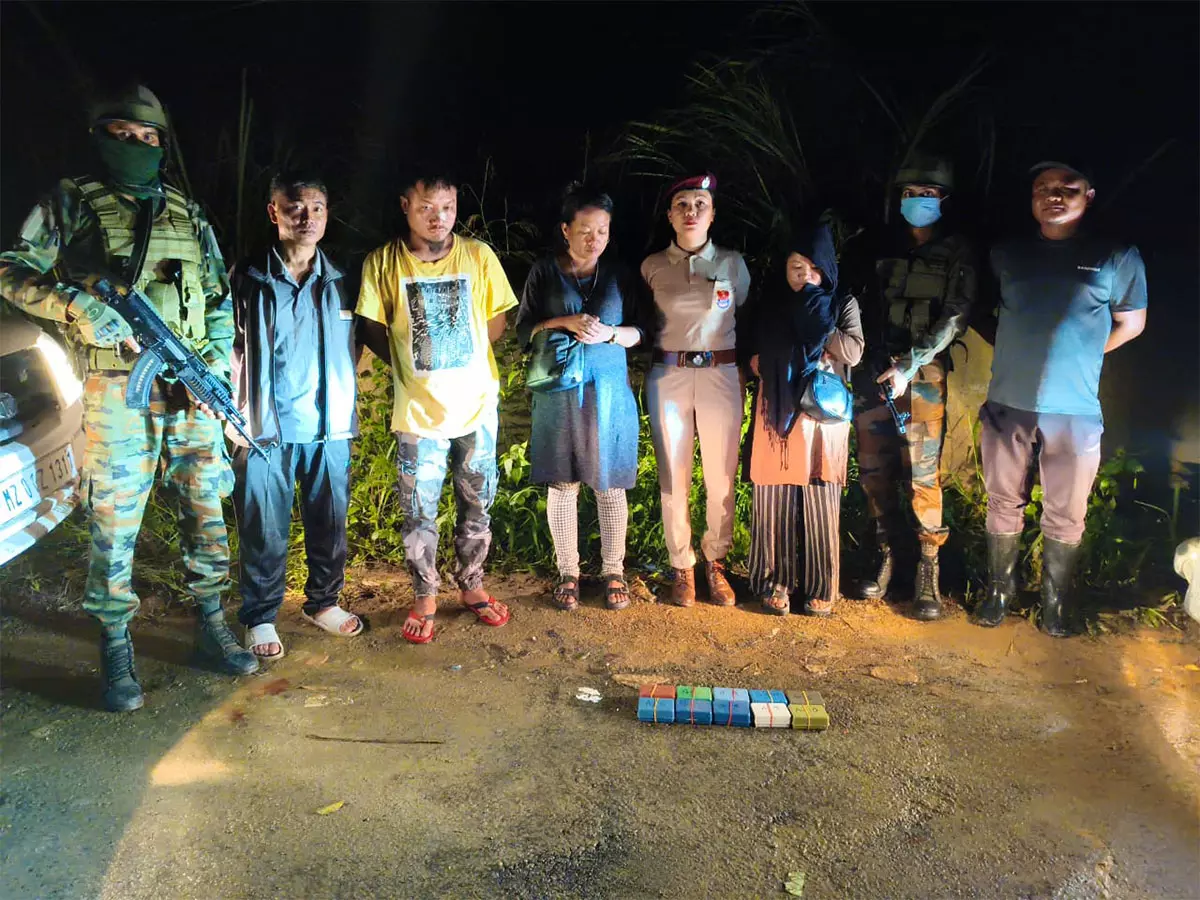 असम राइफल्स और Mizoram पुलिस ने लुंगलेई में 2.55 करोड़ रुपये की हेरोइन जब्त की, चार गिरफ्तार असम राइफल्स और Mizoram पुलिस ने लुंगलेई में 2.55 करोड़ रुपये की हेरोइन जब्त की, चार गिरफ्तार