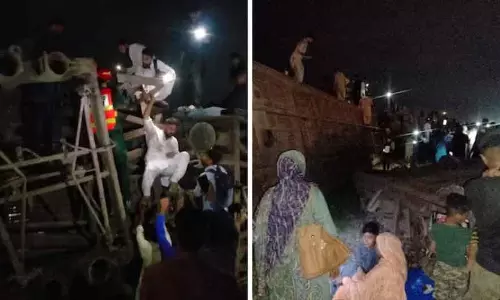 एक्सप्रेस ट्रेन हुई बेपटरी, 30 यात्री घायल एक्सप्रेस ट्रेन हुई बेपटरी, 30 यात्री घायल