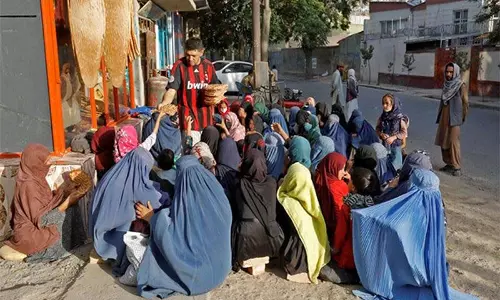 अमेरिकी रिपोर्ट: तालिबान ने छीने अफगान महिलाओं के अधिकार