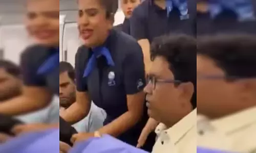 फ्लाइट के अंदर का चौंकाने वाला वीडियो...